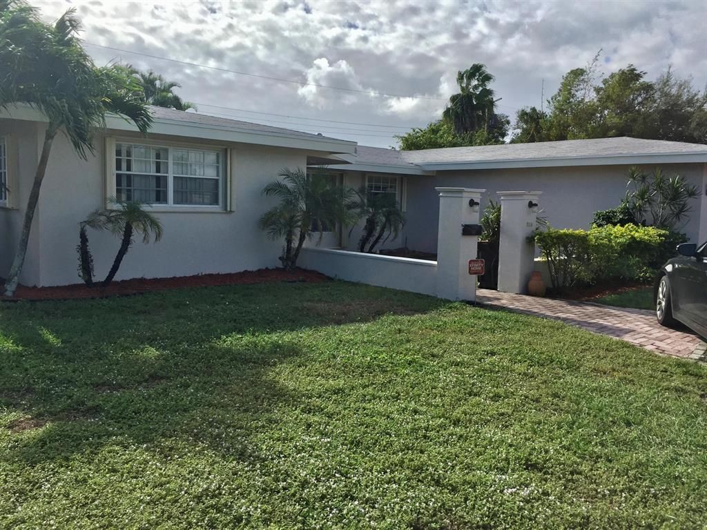 Photo of 816 SW 2nd Street, Boca Raton, FL 33486 (MLS # R10662857)