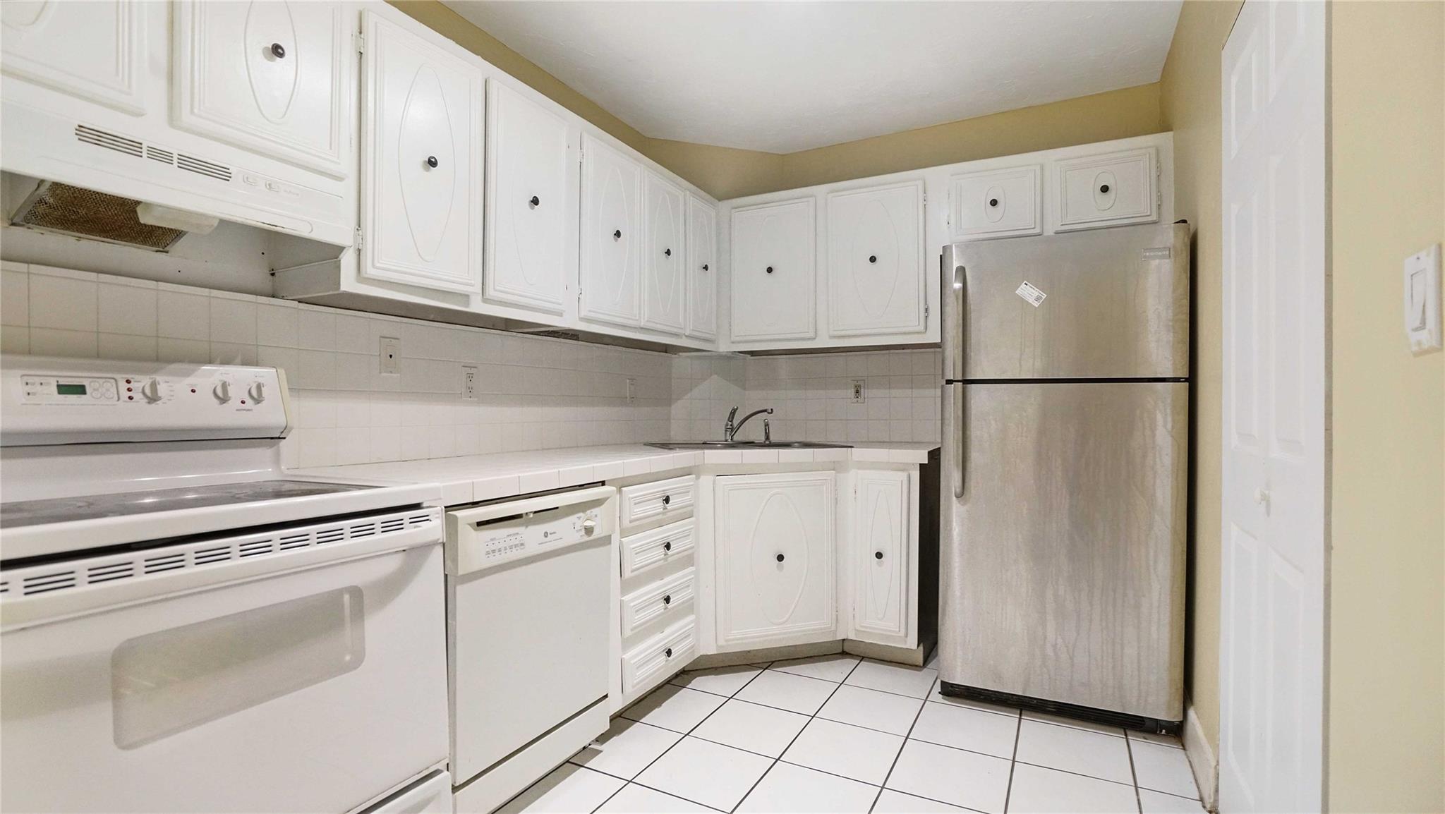 OAKLAND SHORES - Residential Lease