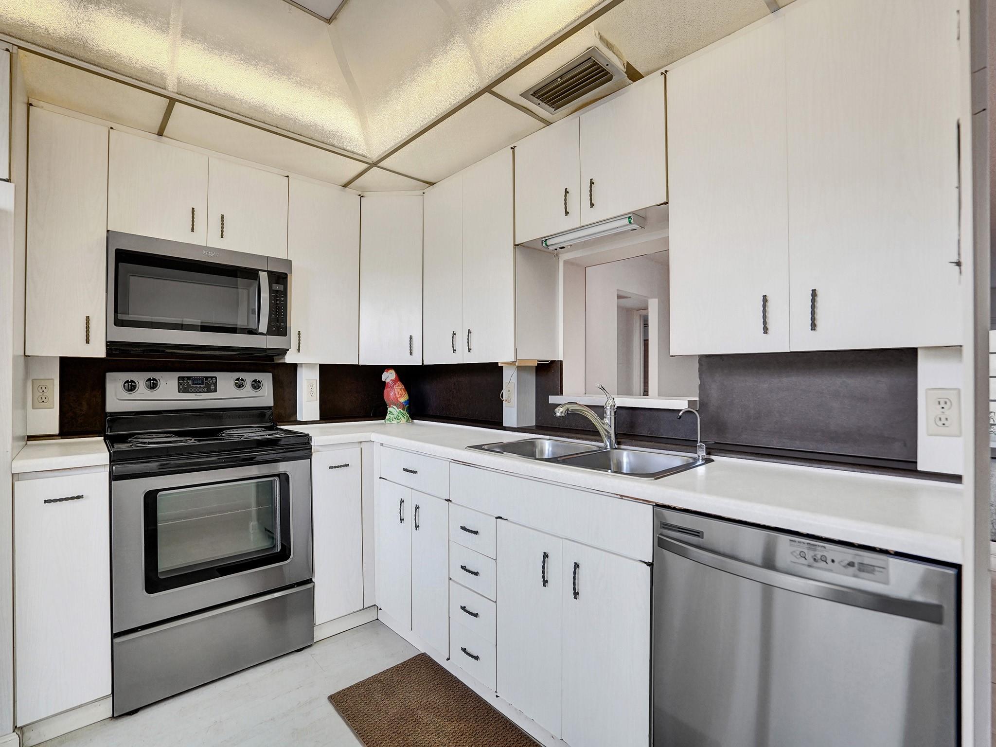 BEAUTIFUL UNFURNISHED 2BEDROOM/2BATH AVAILABLE FOR YEARLY RENTAL. COME SEE THIS SPACIOUS CONDO IN MINT CONDITION OVERLOOKING THE POOL AND GARDEN. LOCATED IN ONE OF THE BEST VILLAGES IN WYNMOOR. WALK IN DISTANCE TO MANY ACTIVITIES. A MUST SEE!.