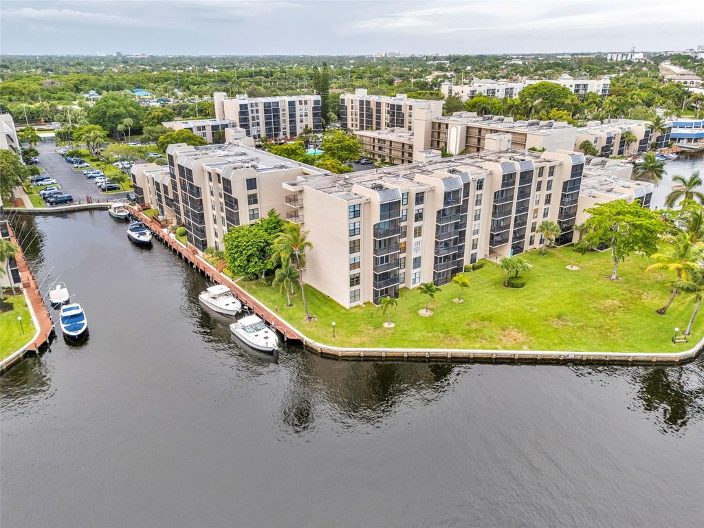 Photo of 7 Royal Palm Way, Boca Raton, FL 33432 (MLS # B26023262)