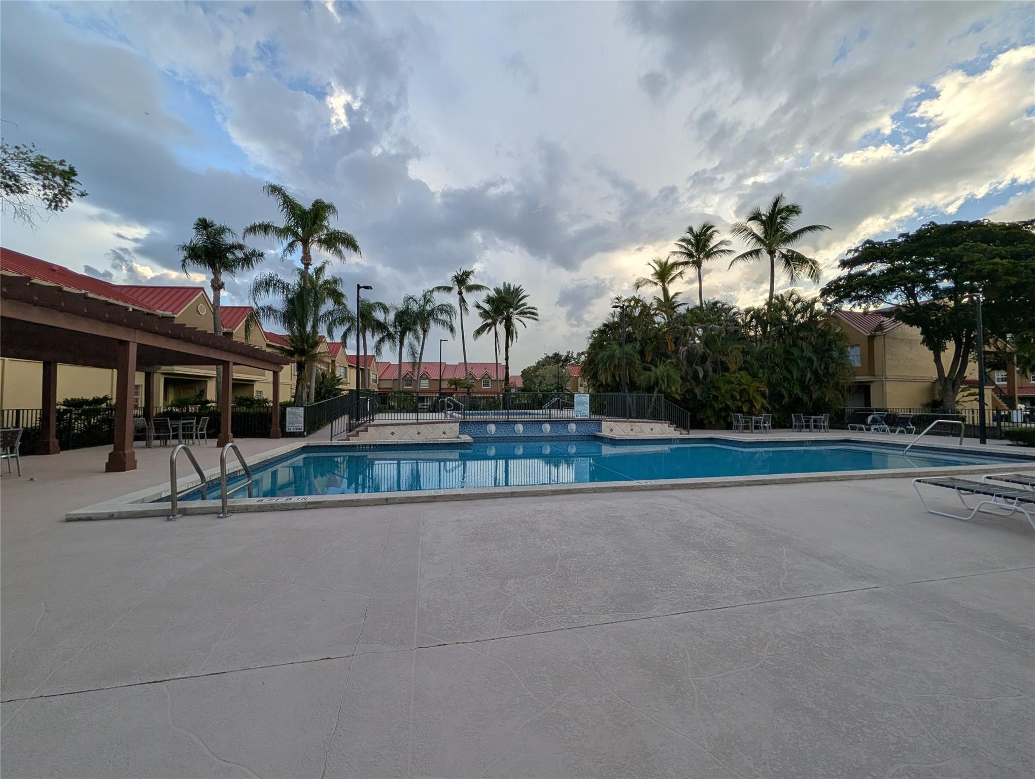 La Hacienda Country Club/ - Residential Lease