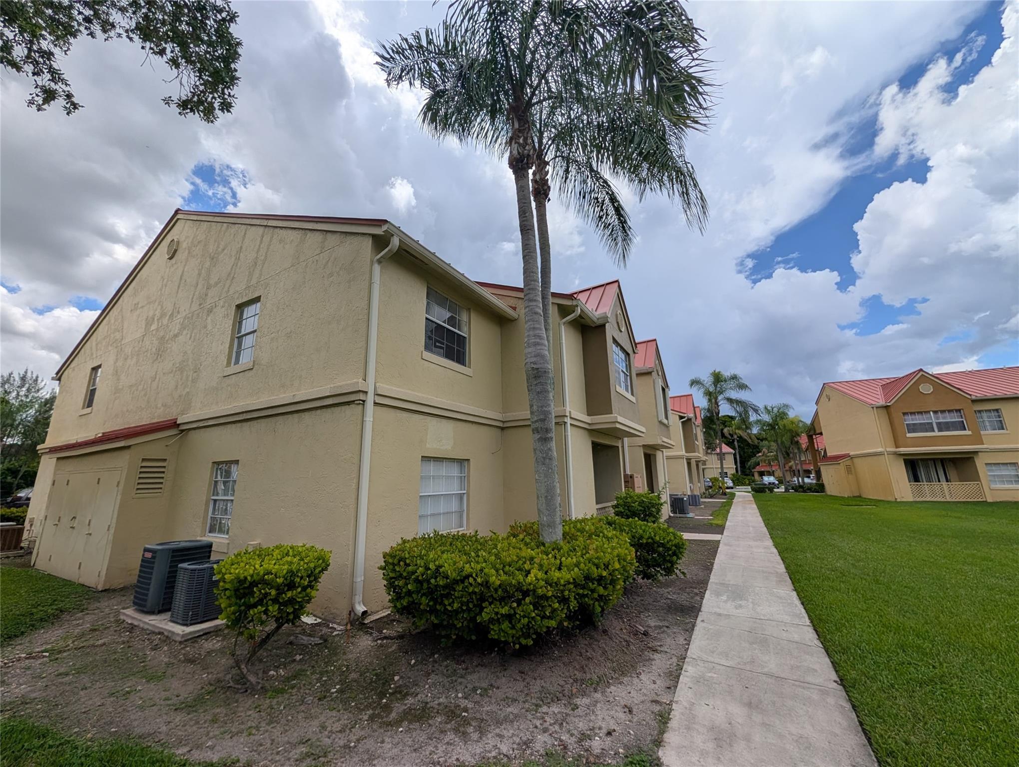 La Hacienda Country Club/ - Residential Lease