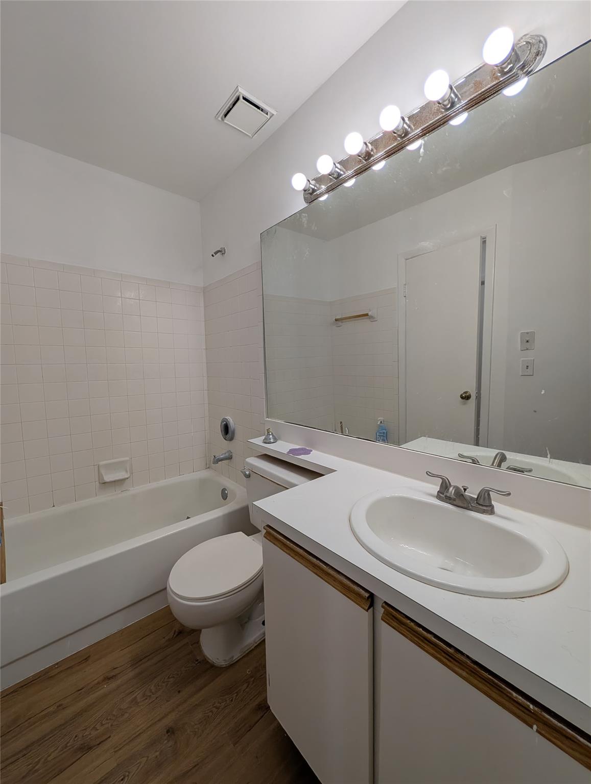 La Hacienda Country Club/ - Residential Lease