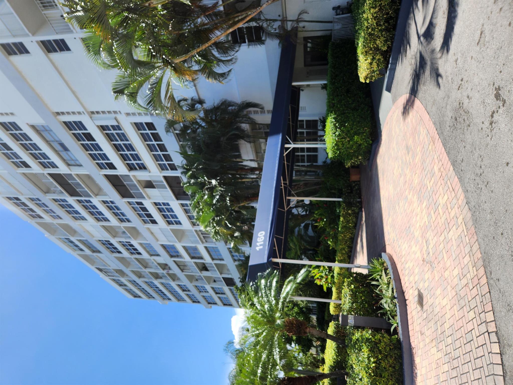 Do not miss the opportunity to own this fabulous 1 bedroom 1 and a half bath over looking the Middle River with a spectacular view of the ocean. East Point towers is close to downtown Ft. Lauderdale, the Galleria mall and its fabulous shopping and numerous choices for dining and entertainment that are located nearby. The condo features a huge master bedroom with a walk in closet, one full bathroom and a half bathroom, living /dining combo, impact windows along with accordion shutters. Hurry to see this gem as it won't last. VERY MOTIVATED SELLER...CALL TOADAY!!!