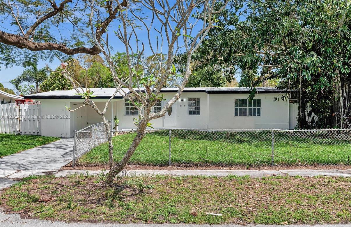 Turn-Key Investment Opportunity in Plantation, FLGreat opportunity for investors! This charming single-family home in Plantation is currently rented, providing immediate rental income. Featuring 3 spacious bedrooms, 2 updated bathrooms, a bright open layout, and a large private backyard. Located near schools, parks, and shopping.
