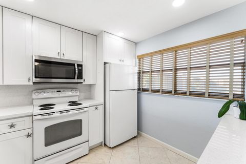 Tiny photo for 3654 Via Poinciana #504, Lake Worth, FL 33467 (MLS # B26002633)