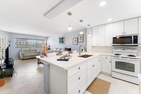 Tiny photo for 3654 Via Poinciana #504, Lake Worth, FL 33467 (MLS # B26002633)