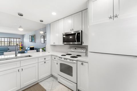 Tiny photo for 3654 Via Poinciana #504, Lake Worth, FL 33467 (MLS # B26002633)