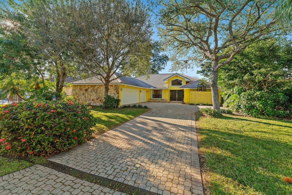 Photo of 3 Aiden Court, Palm Beach Gardens, FL 33418 (MLS # R10954164)