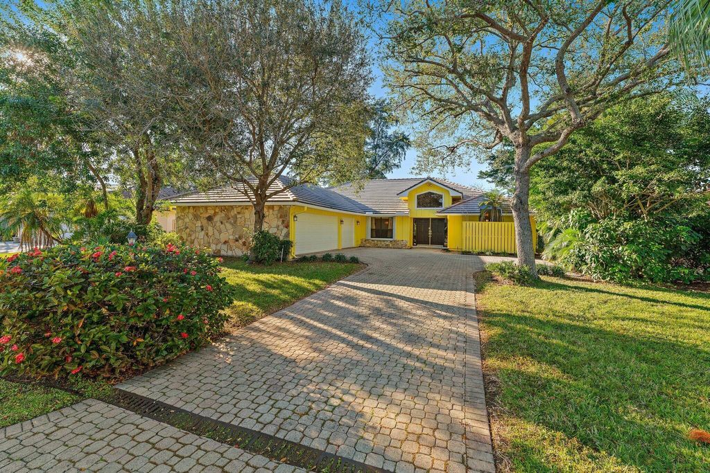 Photo of 3 Aiden Court, Palm Beach Gardens, FL 33418 (MLS # R10954164)