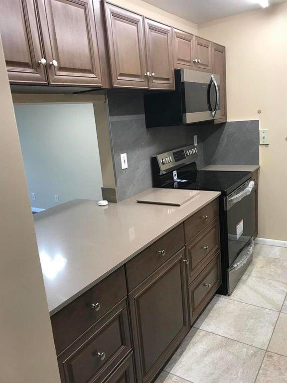 PRESIDENTIAL GOLFVIEW COND DECL FILED 5-16-81 - Residential