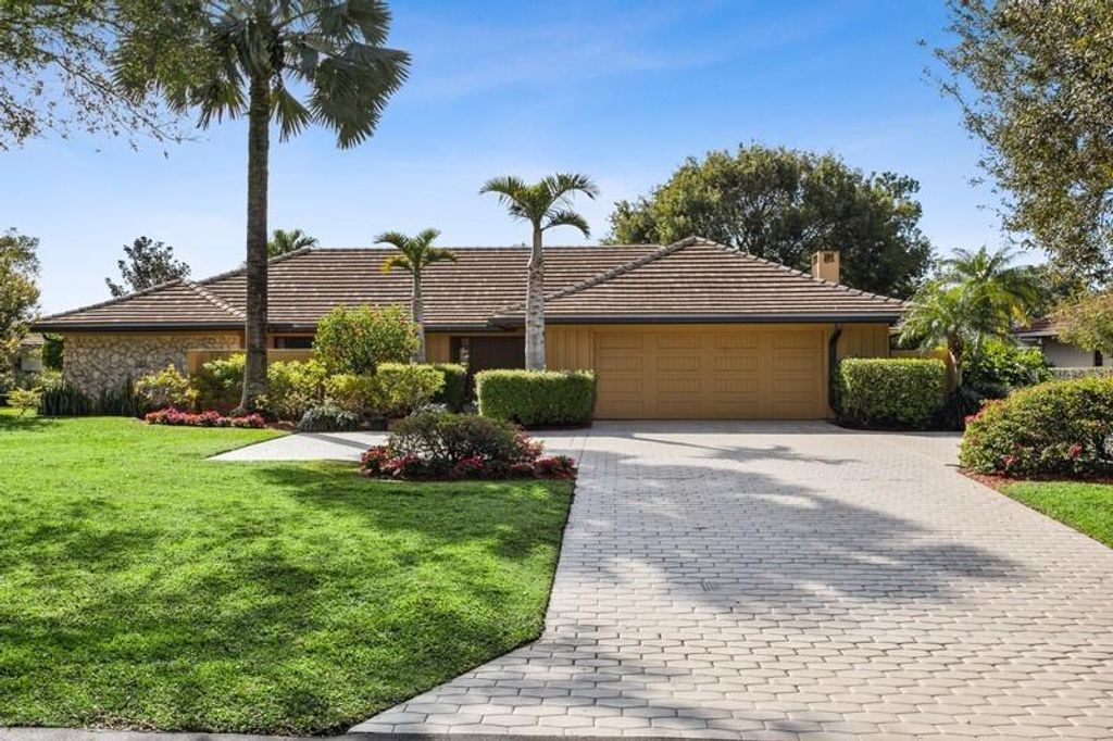 Photo of 5160 Woodland Lakes Drive, Palm Beach Gardens, FL 33418 (MLS # R10857877)