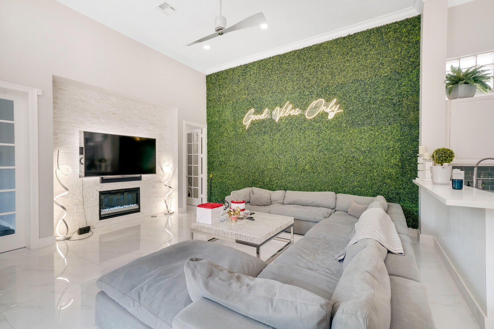 BRISTOL POINTE - Residential