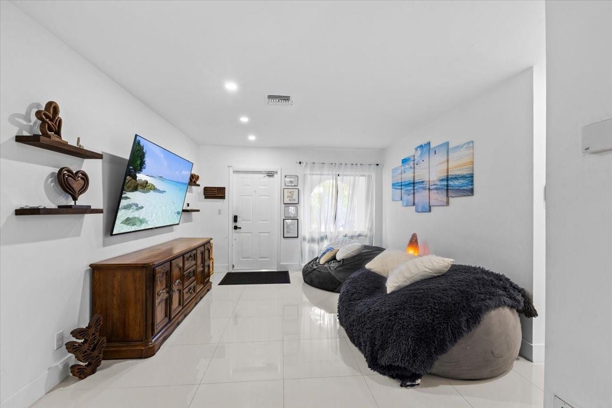 2717 NW 7th Ave, Wilton Manors, FL, 33311/$775,000 2 2717 NW 7th Ave