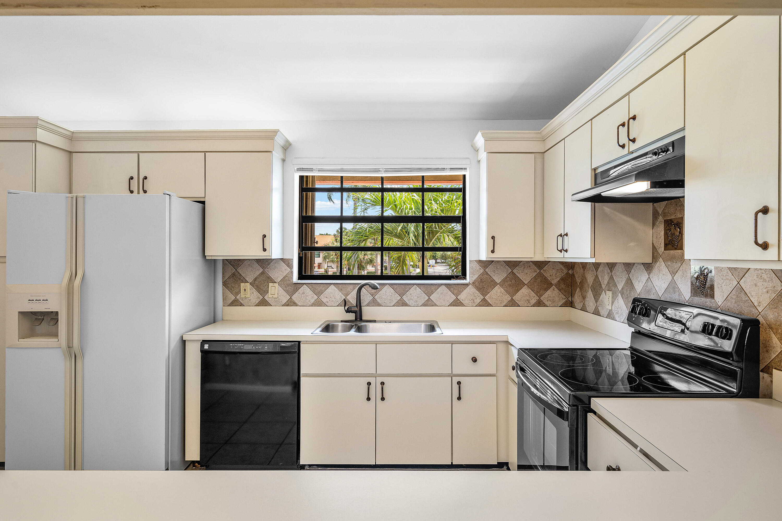 DIPLOMAT SQUARE CONDO - Residential Lease