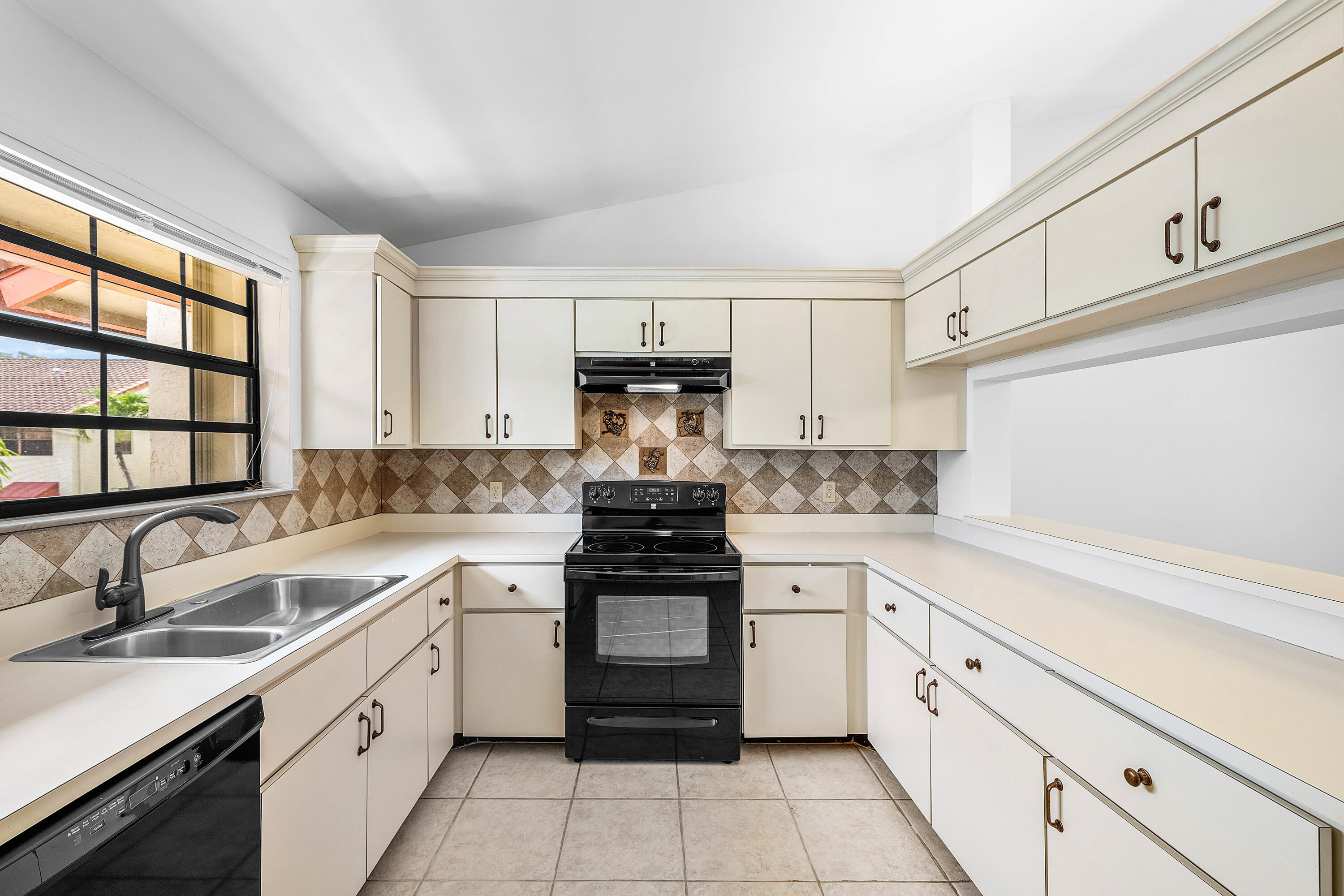 DIPLOMAT SQUARE CONDO - Residential Lease