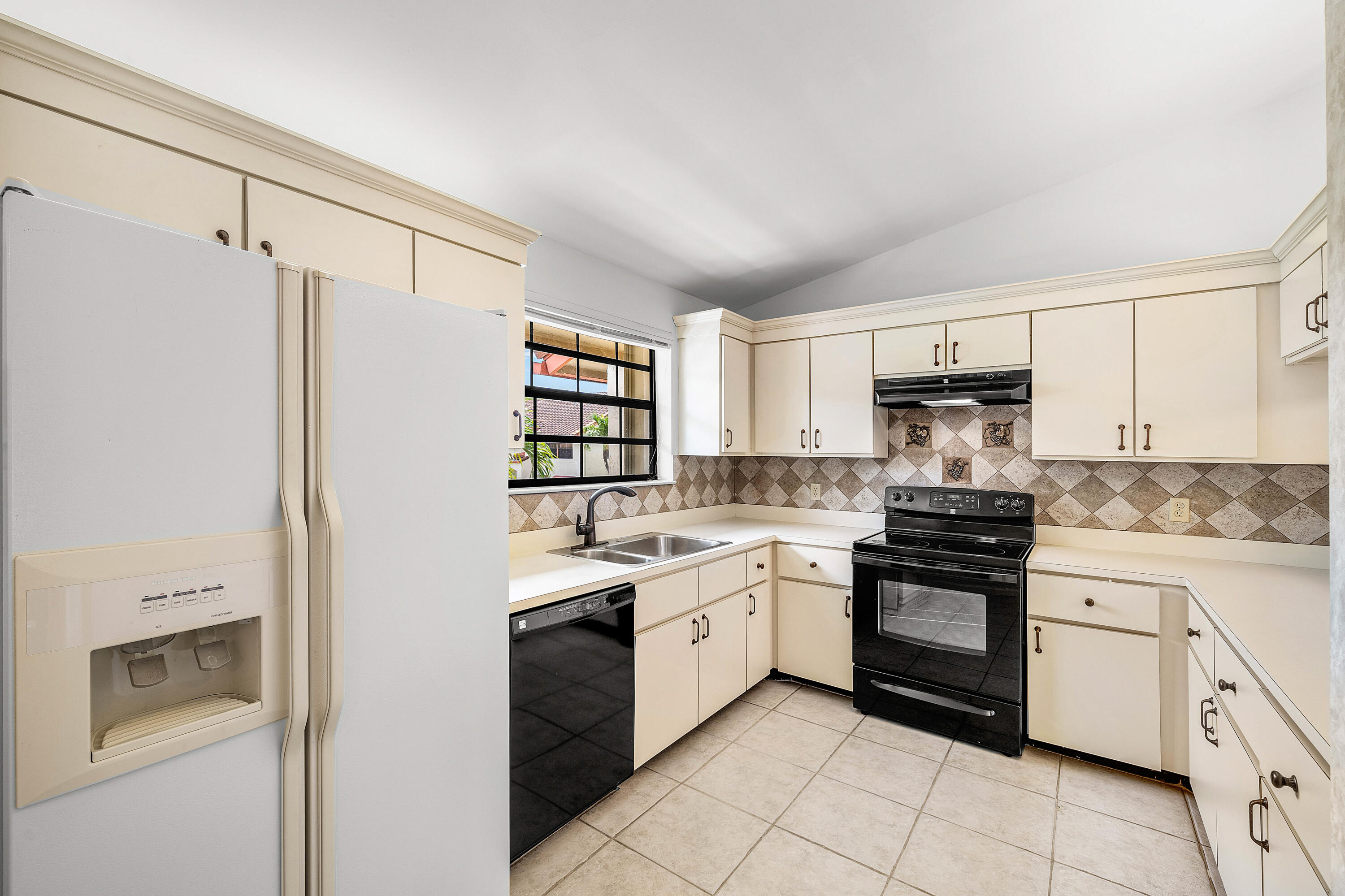 DIPLOMAT SQUARE CONDO - Residential Lease