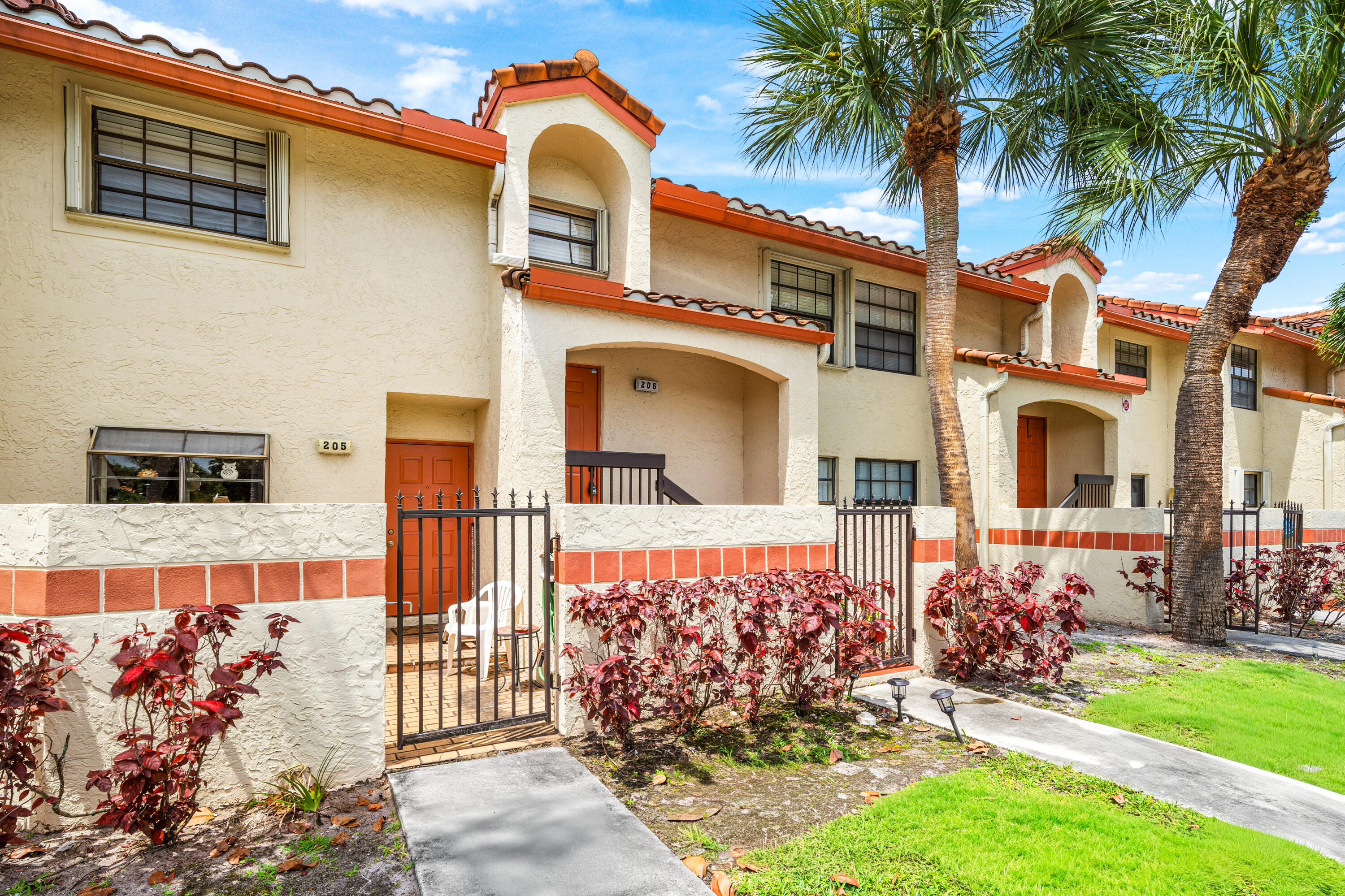 DIPLOMAT SQUARE CONDO - Residential Lease
