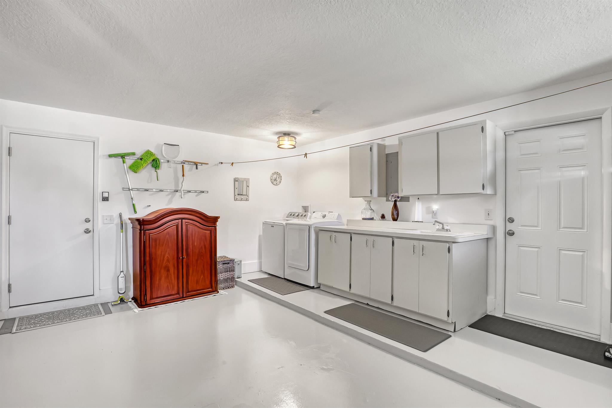 EASTPOINTE COUNTRY CLUB 8 - Residential Lease