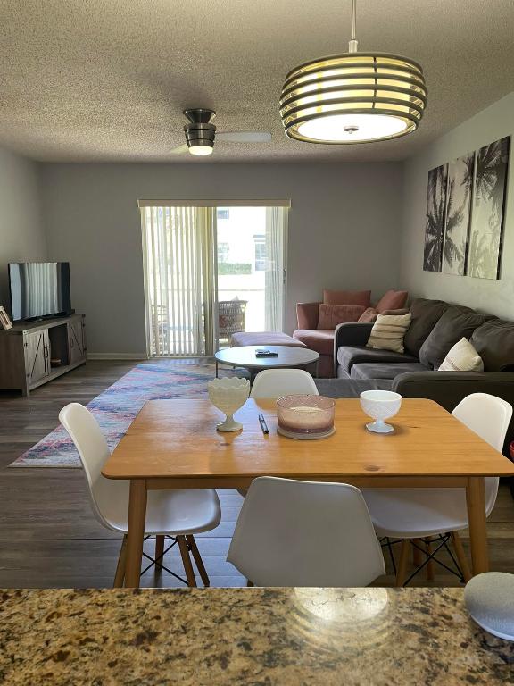 VILLAS ON THE GREEN CONDO - Residential Lease