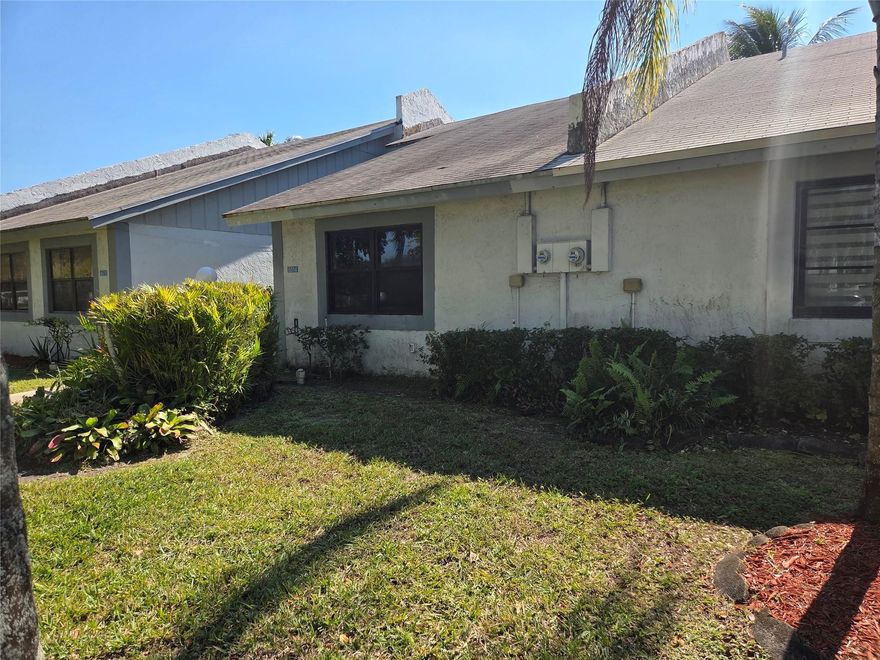BEAUTIFUL LARGE 2 BEDROOMS, 2 BATHROOMS, FARGE LIVING ROOM, PATIO, FENCED BACKYARD. WATERFRONT PROPERTY, READY TO MOVE IN. ALL AGES. VERY LOW HOA FEE. OK TO LEASE.