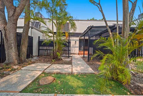 Photo of 1391 E Golfview Drive #1391, Pembroke Pines, FL 33026 (MLS # B26042482)