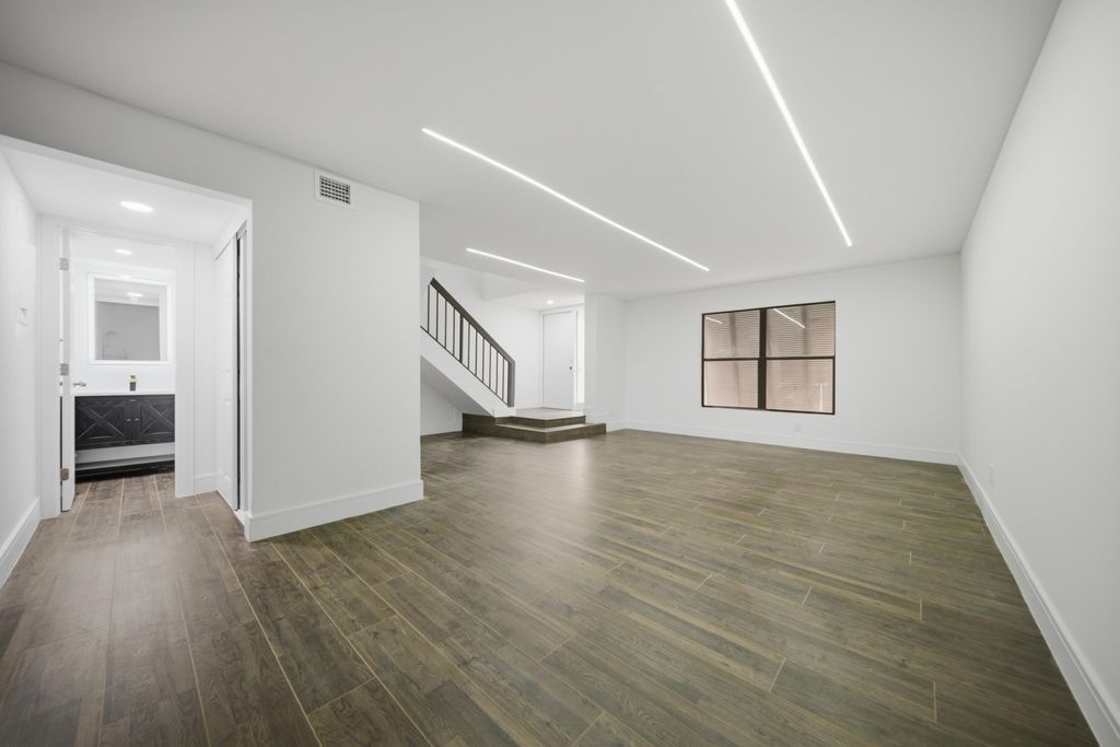 Photo of 1391 E Golfview Drive #1391, Pembroke Pines, FL 33026 (MLS # B26042482)