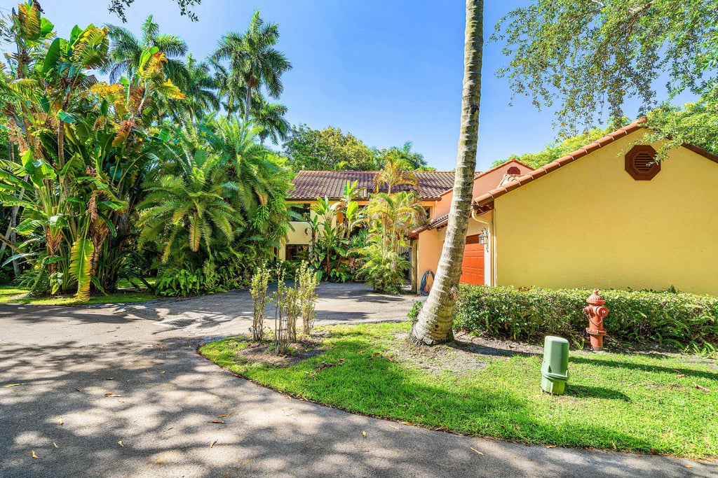 Photo of 16 Via Lago, Boynton Beach, FL 33435 (MLS # B26040029)