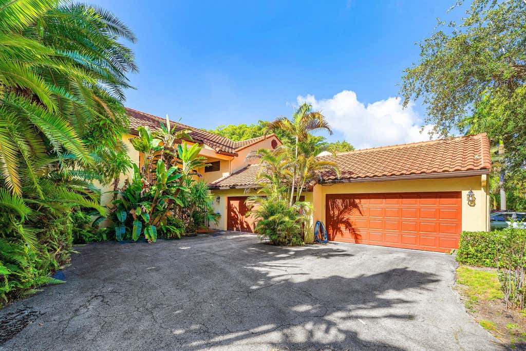 Photo of 16 Via Lago, Boynton Beach, FL 33435 (MLS # B26040029)