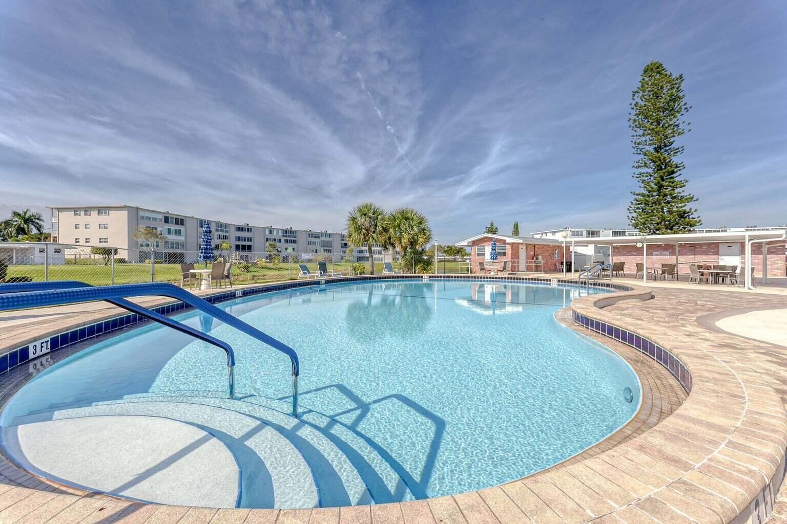 212 Wellington E, West Palm Beach, FL, 33417/$185,000 2 212 Wellington E