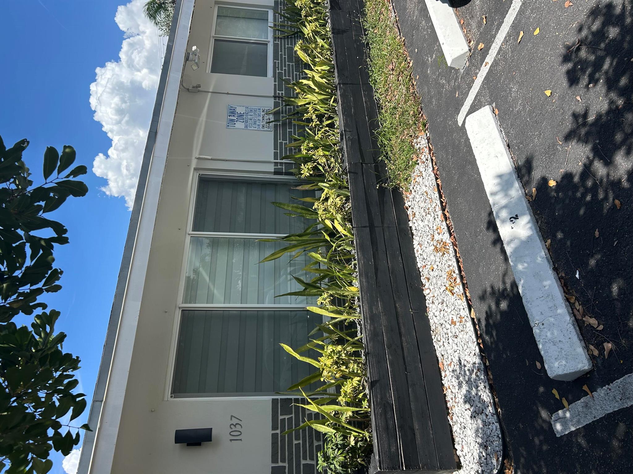 Beautiful 1 BR, 1 Bath in a peaceful quiet neighborhood just minutes away from the beach and Las Olas. Super modern and updated unit. Furnished or unfurnished options are available. 3D TOUR AVAILABLE, CALL FOR LINK.