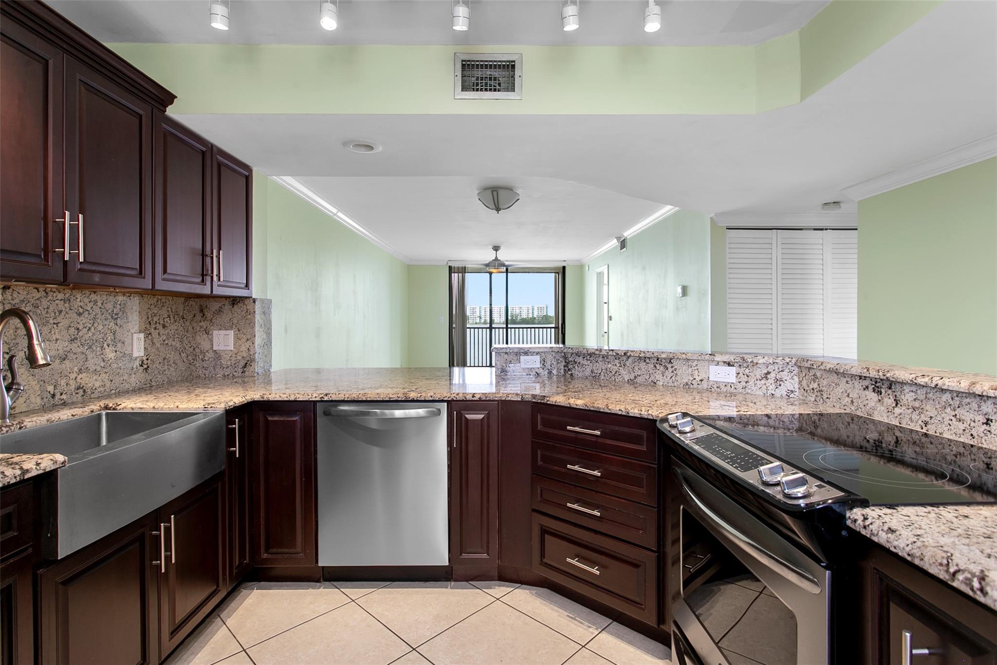 View photos, virtual tours, details... 115 Lake Emerald Dr 307