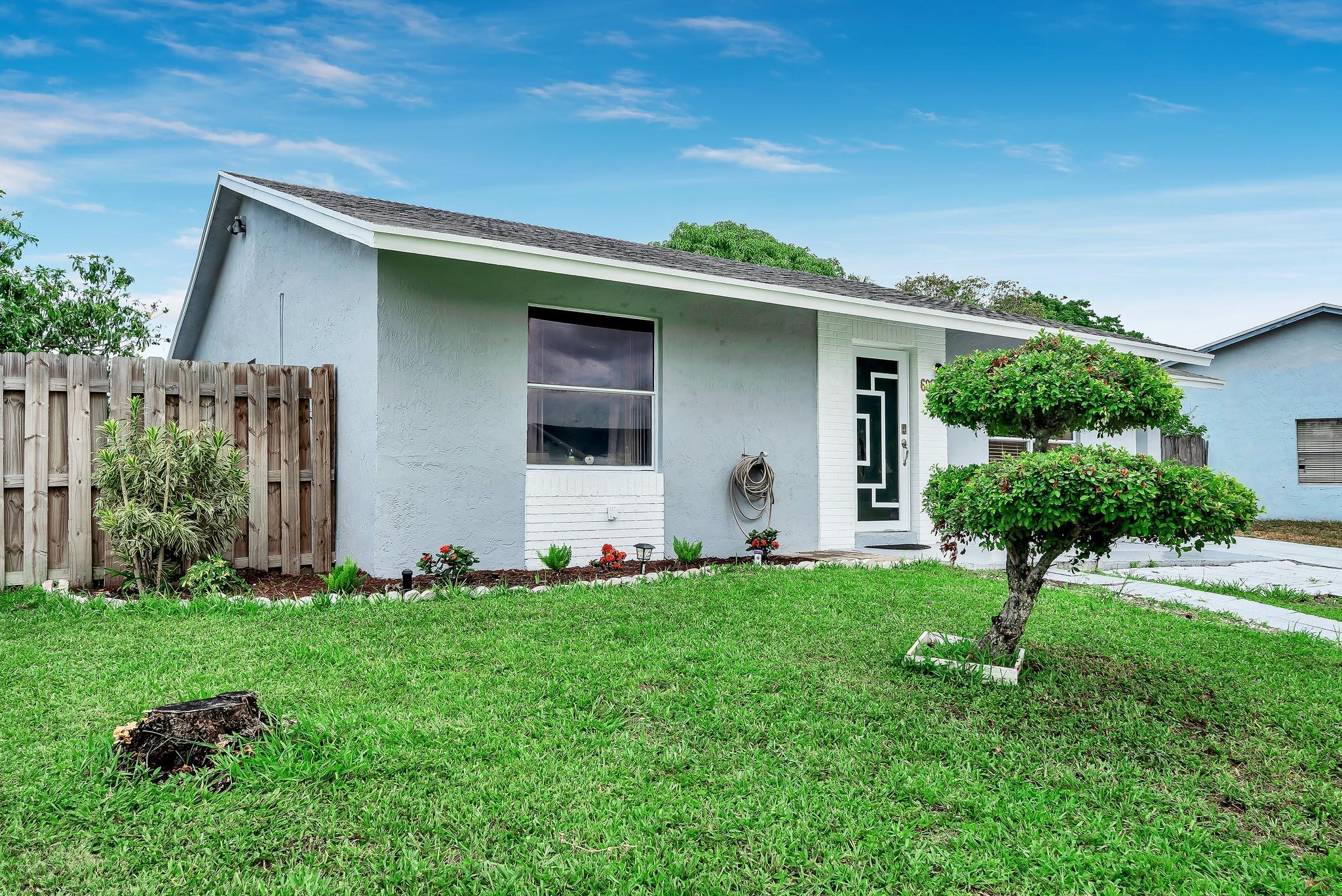 Well-maintained 4-bedroom, 2-bath home on a corner lot with a 2-car garage. The modern kitchen and bathrooms are finished with quartz countertops. Bright, open layout with tile floors throughout, split-bedroom floor plan,
and indoor laundry hookups. Spacious fenced backyard, perfect for entertaining. Low HOA of just $34/month. Conveniently located
near shops, dining, parks, and highways.
Great opportunity for homeowners or investors!