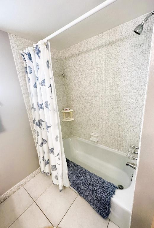 COLONIAL CLUB CONDO SEC 1 - Residential Lease