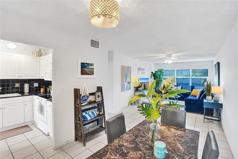 2555 NE 11th St Unit 204, Fort Lauderdale, FL MLS: F10504259