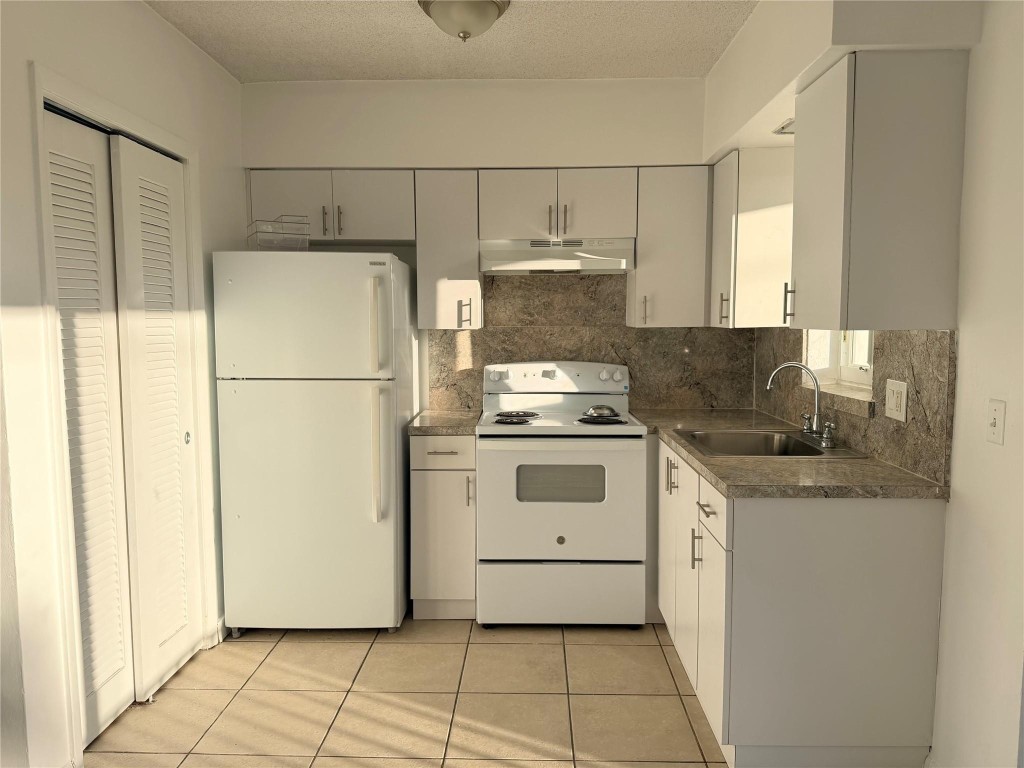 Hollywood Hills 6-22 B - Residential Lease