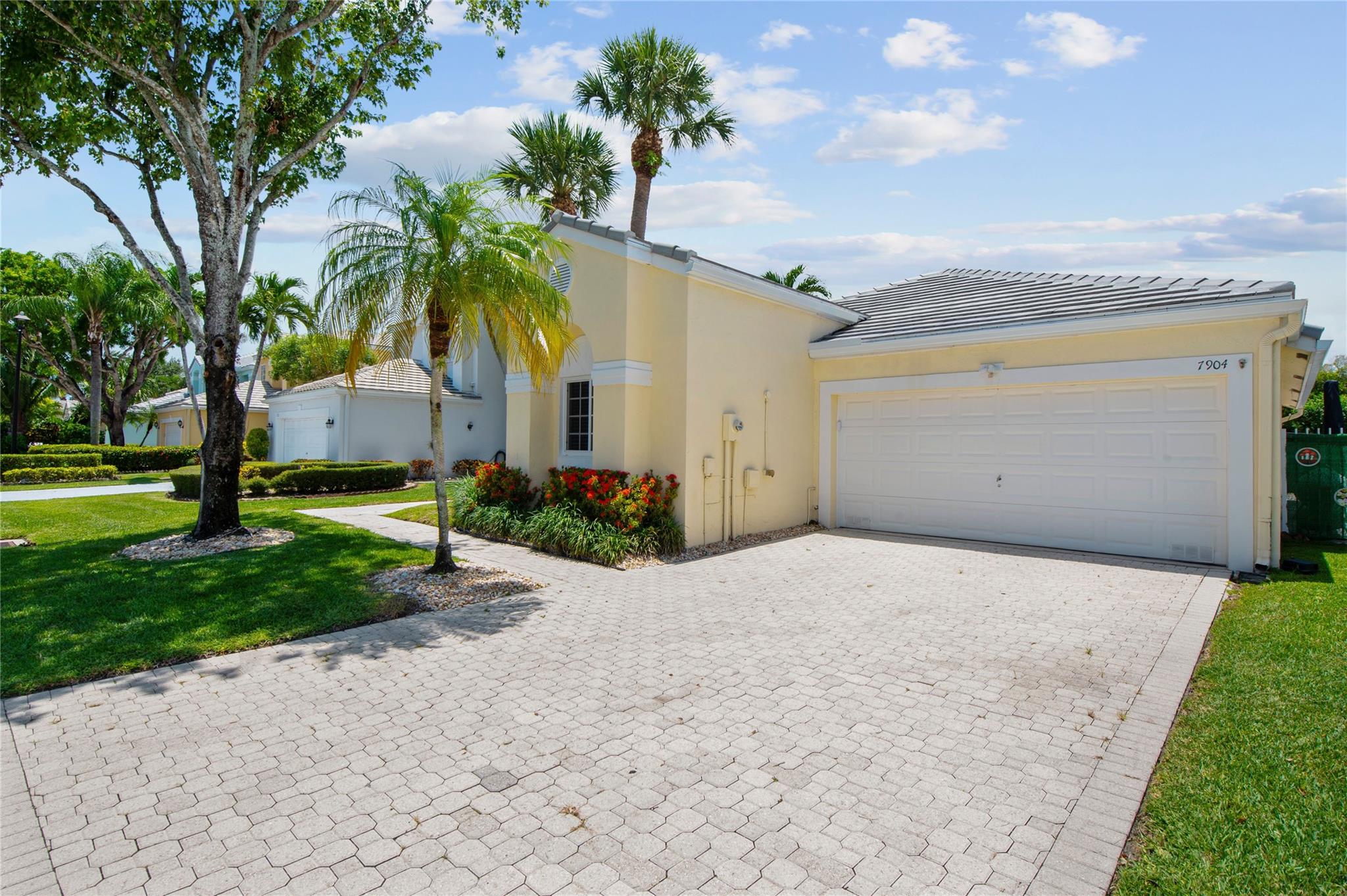 7904 Travlers Tree Dr