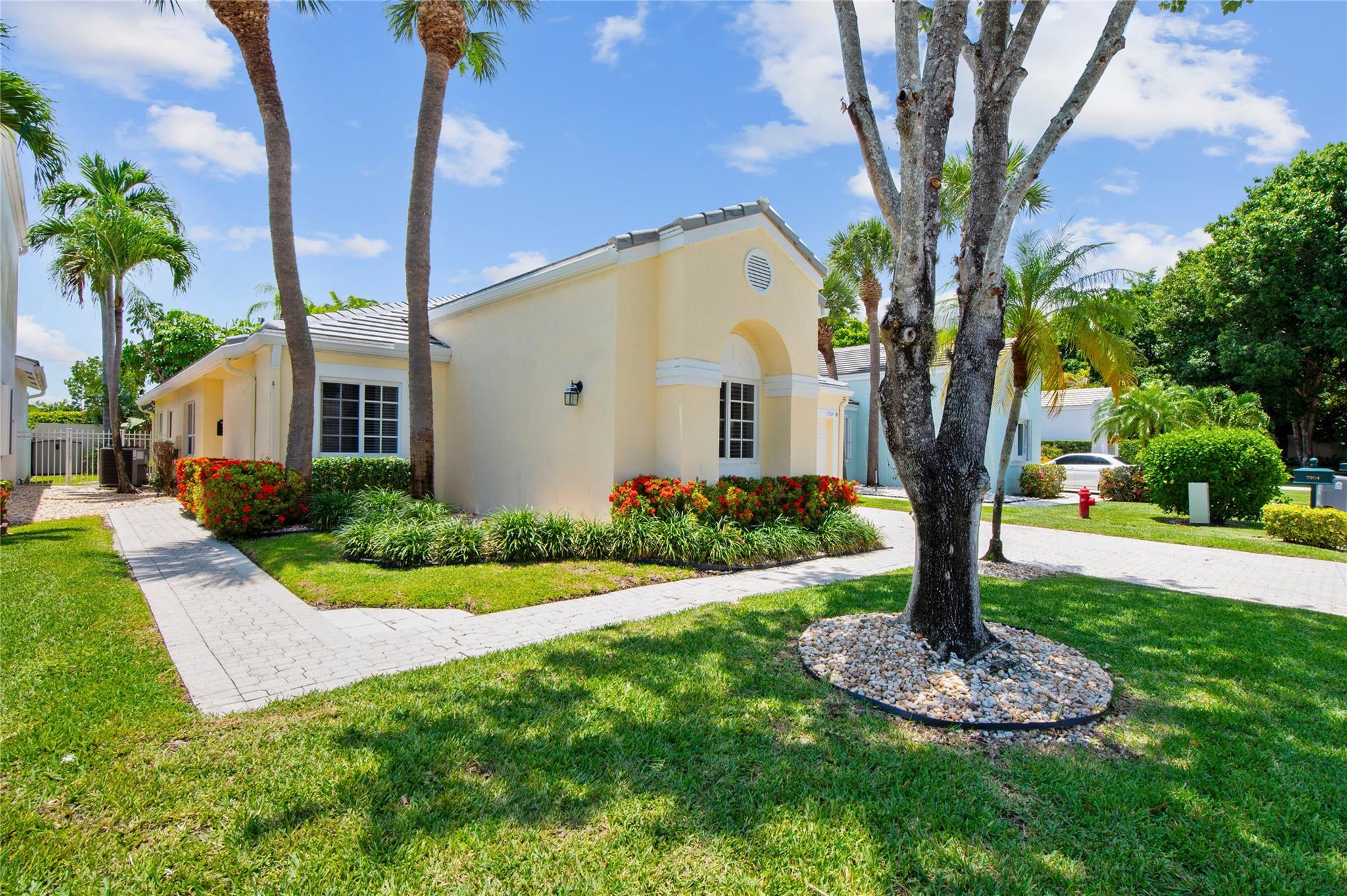 7904 Travlers Tree Dr