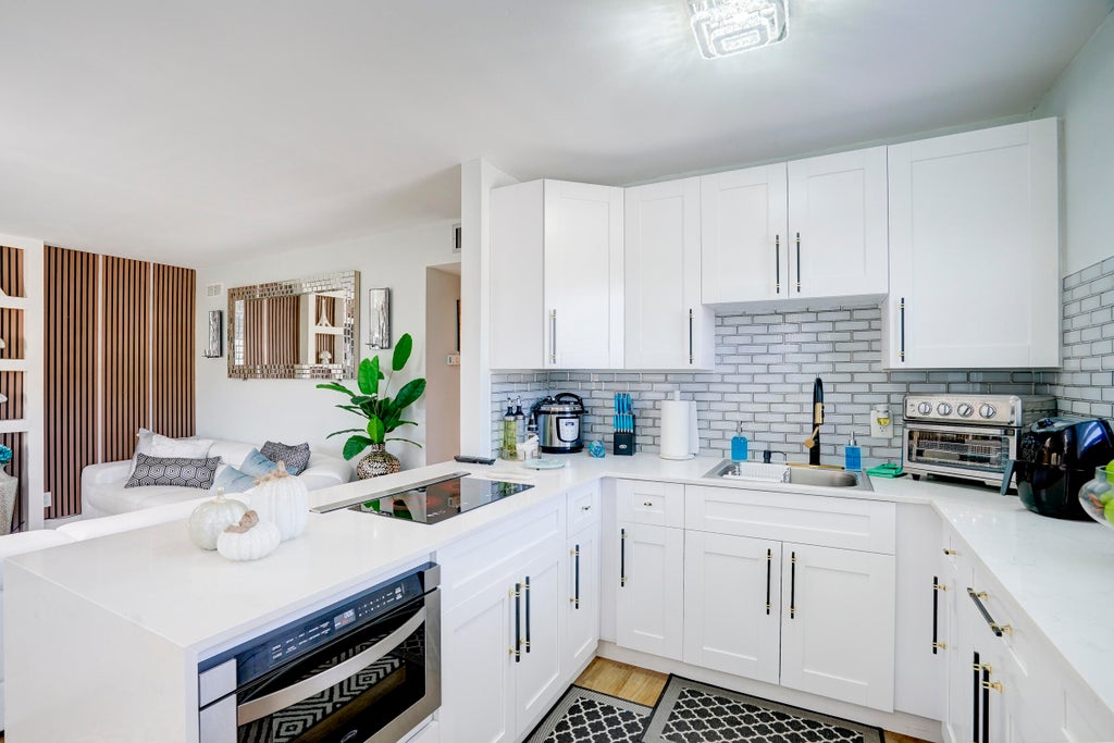 Photo of 203 S WINDSOR I #203, West Palm Beach, FL 33417 (MLS # B26082893)