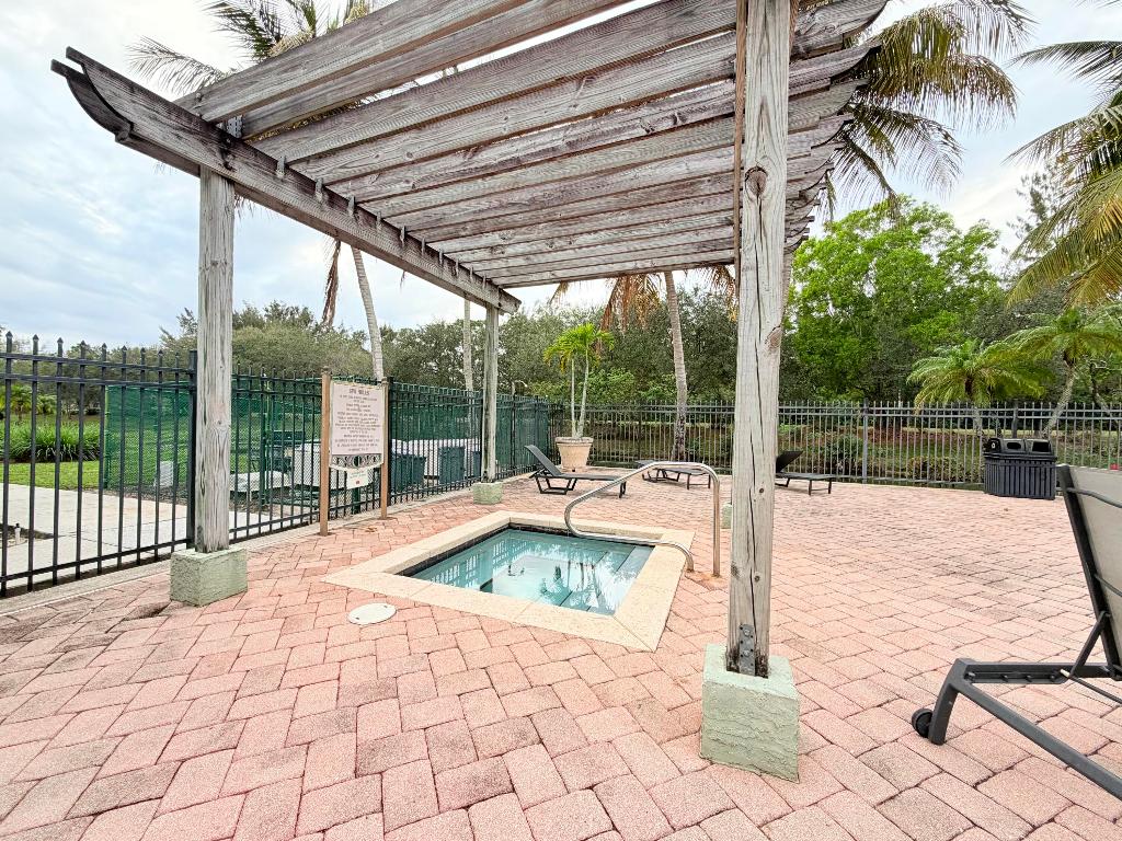 330 Crestwood Circle N 202, Royal Palm Beach, FL, 33411/$324,900 4 330 Crestwood Circle N 202