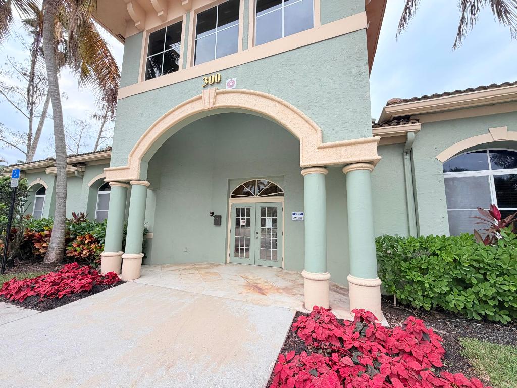 330 Crestwood Circle N 202, Royal Palm Beach, FL, 33411/$324,900 1 330 Crestwood Circle N 202