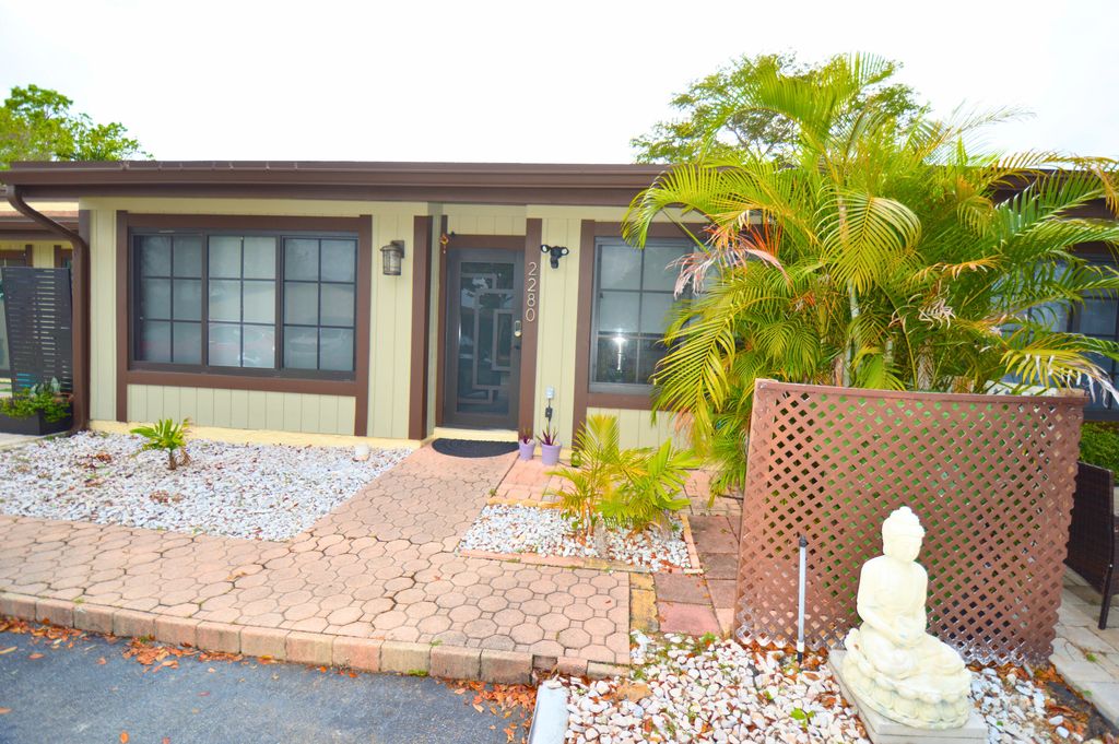 Photo of 2280 Poinsetta Court, Pembroke Pines, FL 33026 (MLS # B26025204)