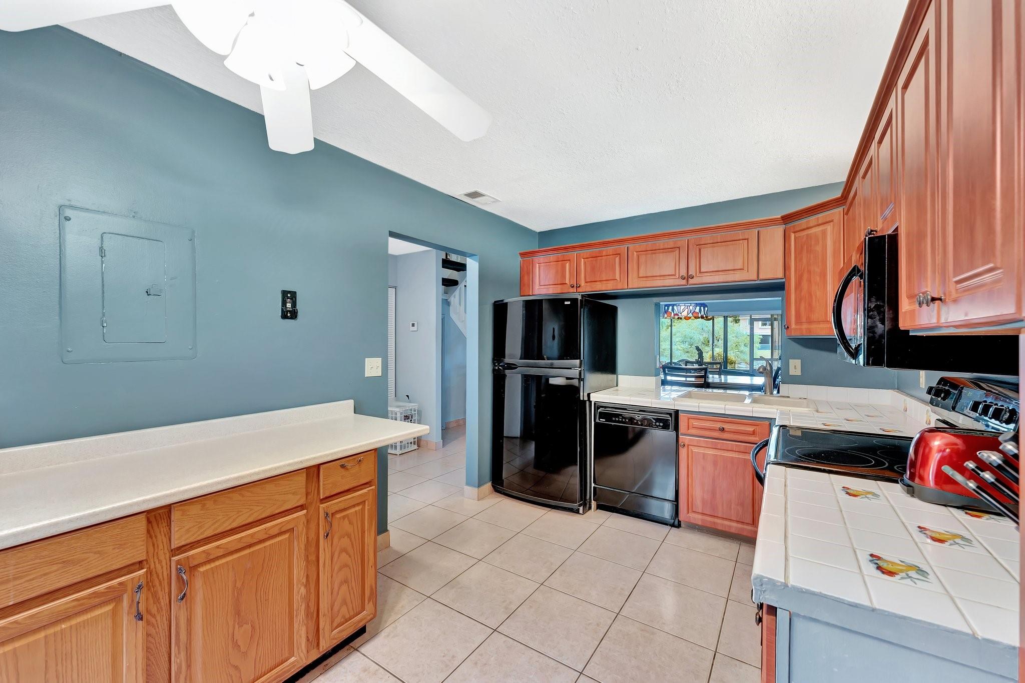 GOLDEN RAINTREE VI - Residential