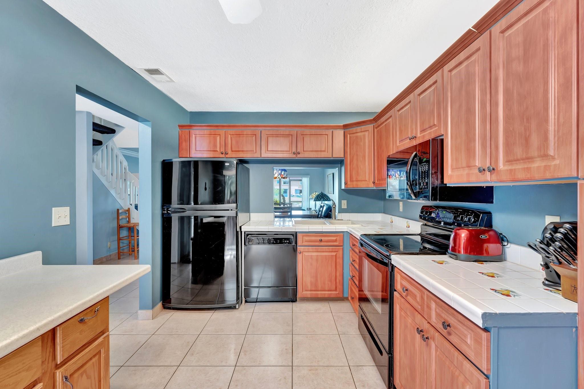 GOLDEN RAINTREE VI - Residential