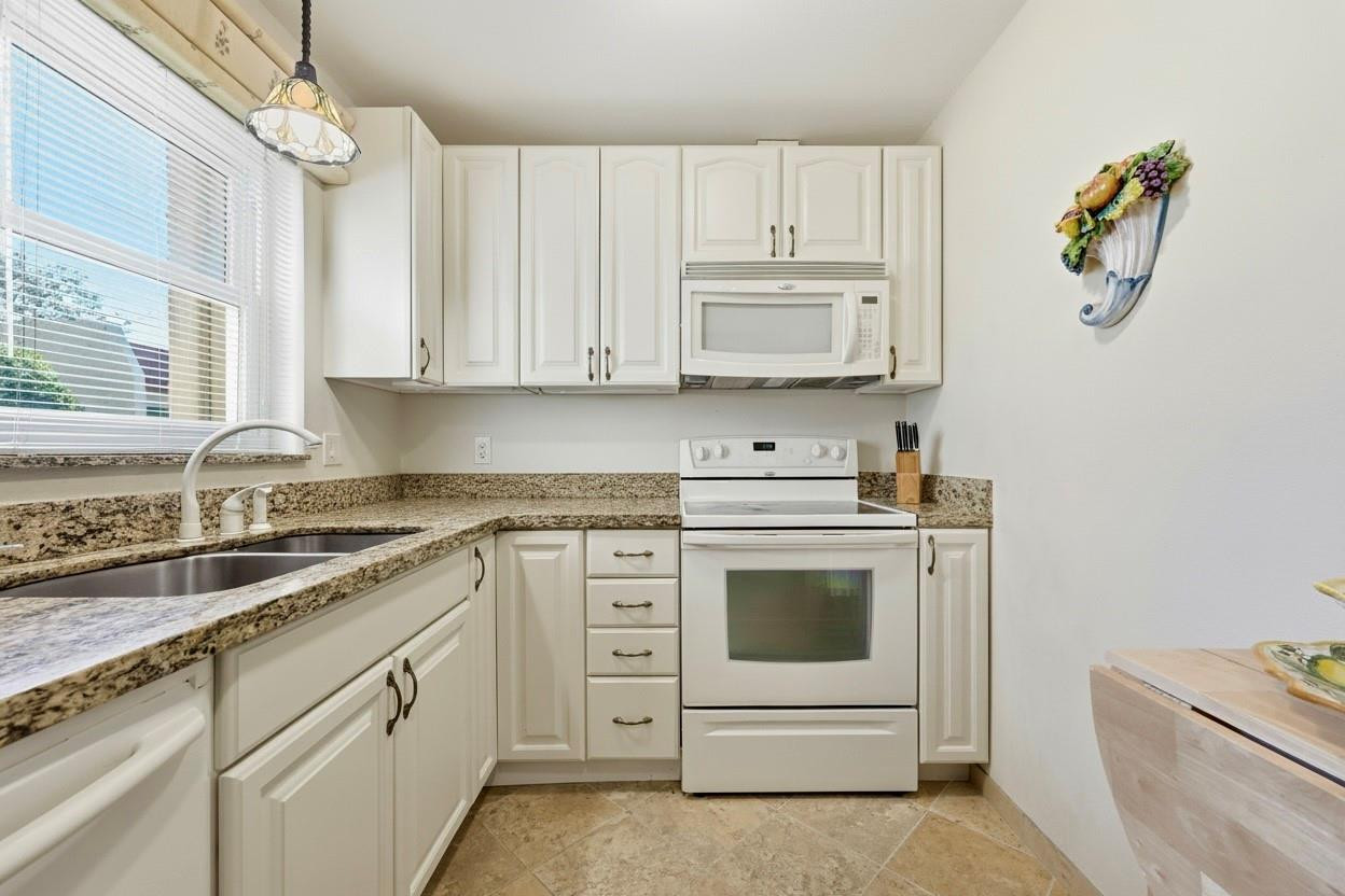GOLDEN LAKES VILLAGE COND - Residential