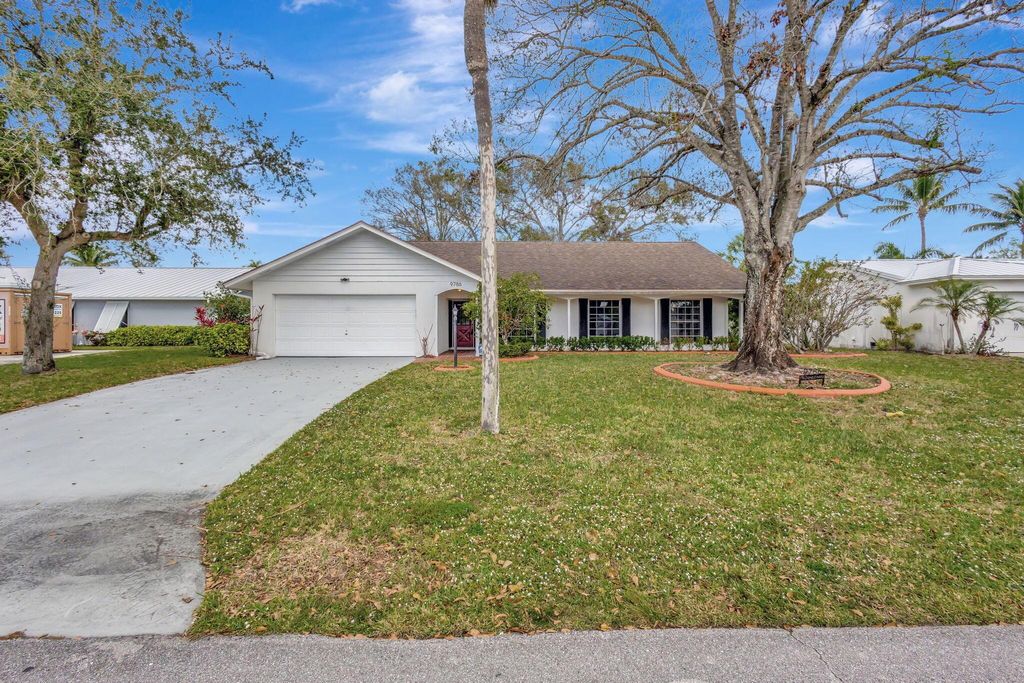 Photo of 9786 Dogwood Avenue, Palm Beach Gardens, FL 33410 (MLS # R11023991)