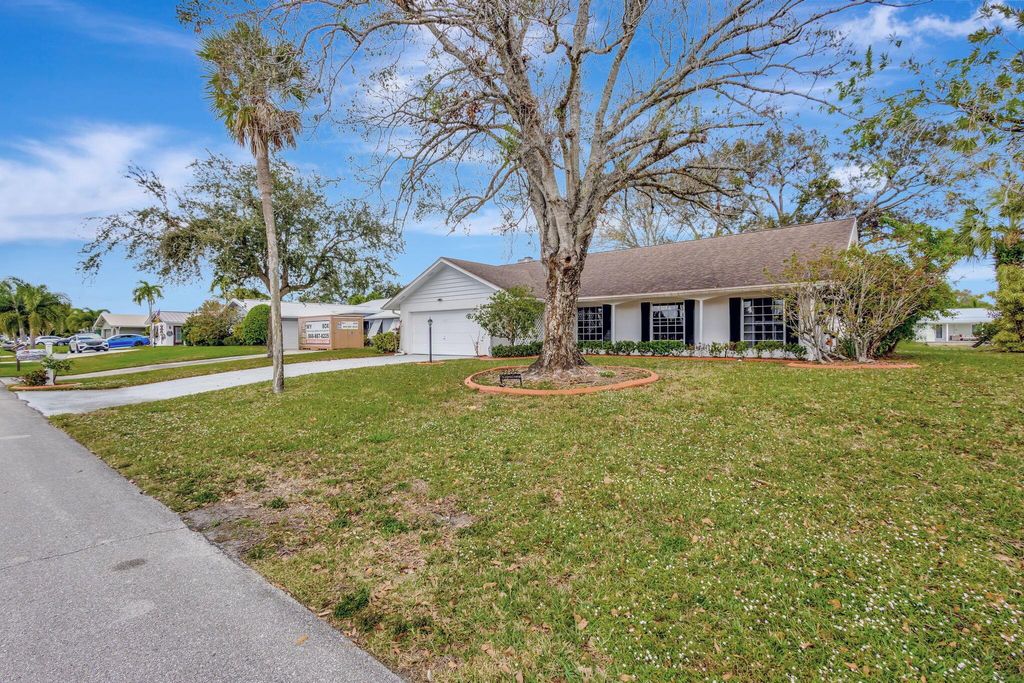 Photo of 9786 Dogwood Avenue, Palm Beach Gardens, FL 33410 (MLS # R11023991)