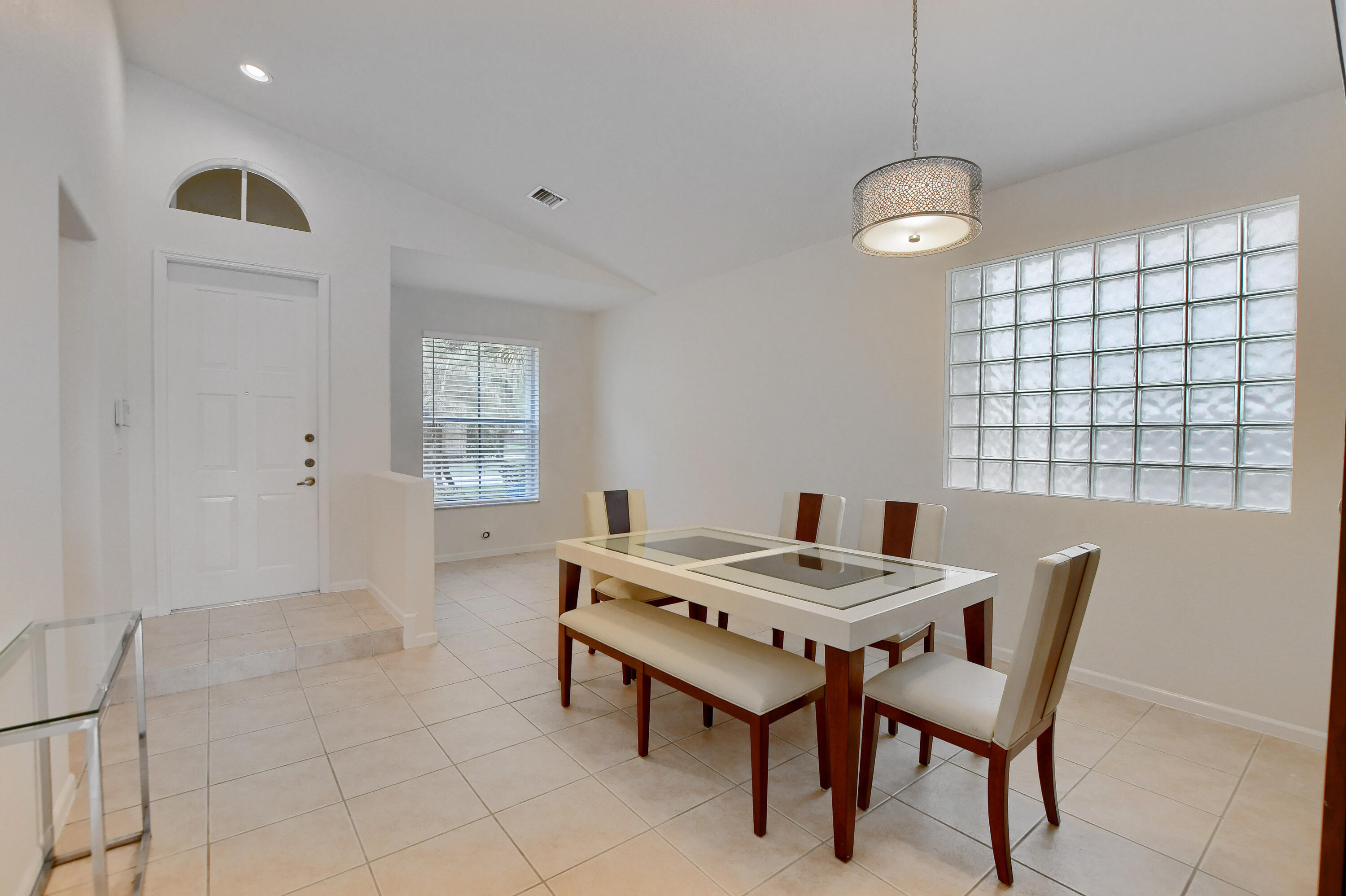 1225 E Magnolia Circle