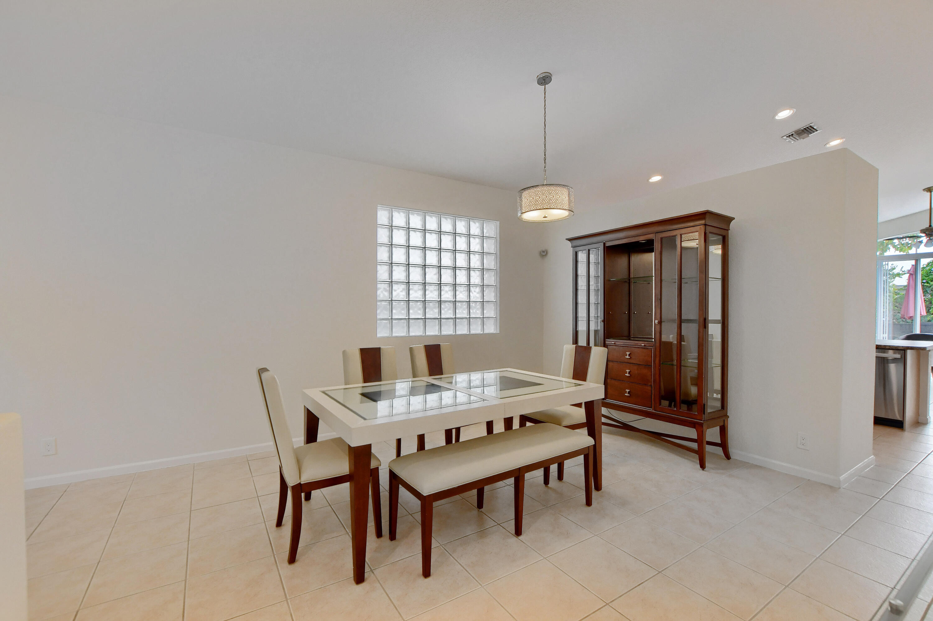 1225 E Magnolia Circle