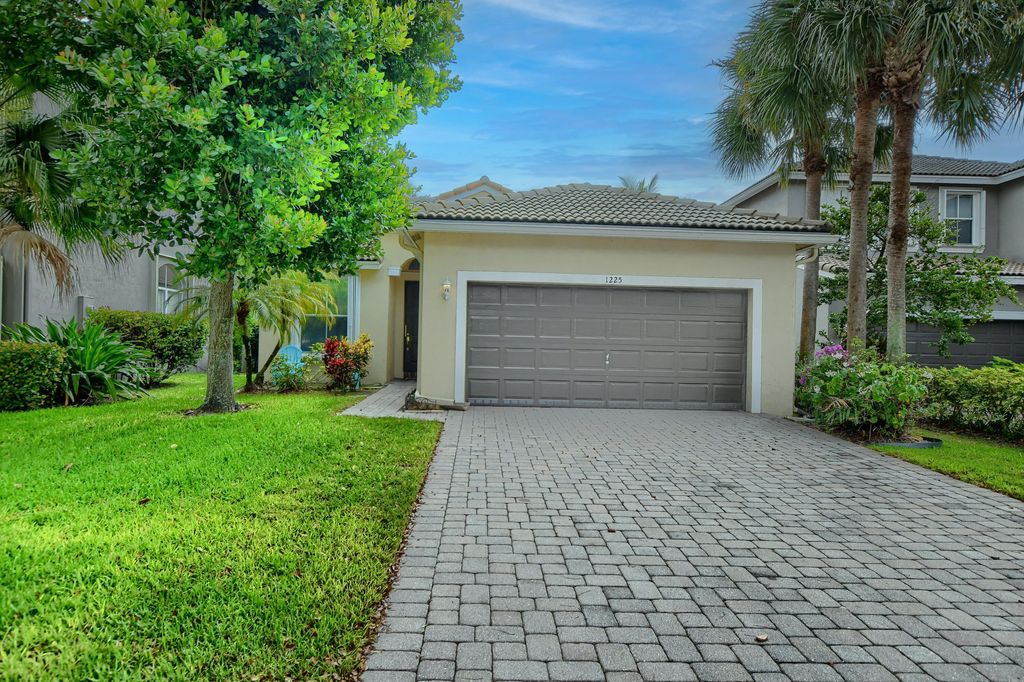 Photo of 1225 E Magnolia Circle, Delray Beach, FL 33445 (MLS # R11159872)